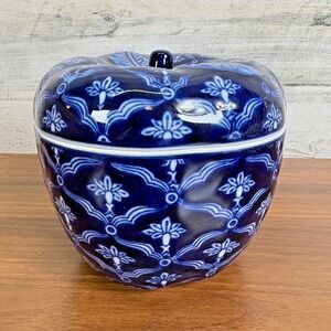 Vintage BOMBAY COMPANY Blue & White Porcelain Apple Trinket Dish with Lid 5"x5"